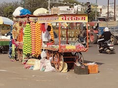 In Photos: दिवाली को लेकर उज्जैन के बाजार में बढ़ी रौनक, खरीदारी के लिए उमड़ी लोगों की भीड़