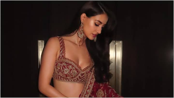 Disha Patani Latest Photos : హాట్ బ్యూటీ దిశా పటానీ తన లేటెస్ట్ ఫోటోలను ఇన్​స్టాలో షేర్ చేసింది. కంగువ మూవీ ప్రమోషన్స్​కి వెళ్లిన ఈ భామ ట్రెడీషనల్ లుక్​లో అదిరింది.