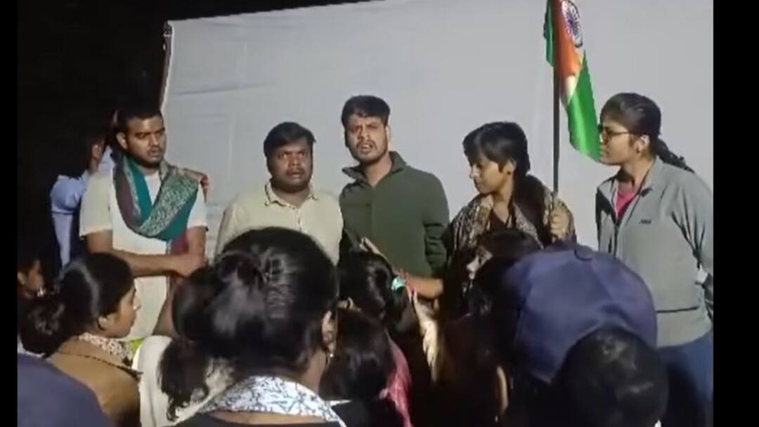 Clash between ABVP and Left student groups in Jawaharlal Nehru University JNU last night  JNU में ABVP और लेफ्ट छात्र गुटों के बीच झड़प, भगवान राम और सावरकर पर अपमानजनक टिप्पणी का आरोप