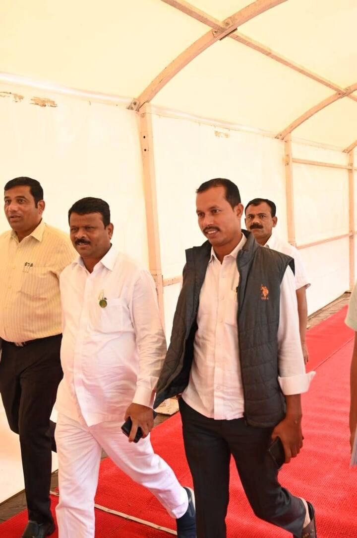 तिकीट नाकारल्यापासून आतापर्यंत श्रीनिवास वनगा बेपत्ता आहे. त्यामुळे पोलीस आणि कुटुंबियांकडून त्यांचा शोध घेतला जातोय.