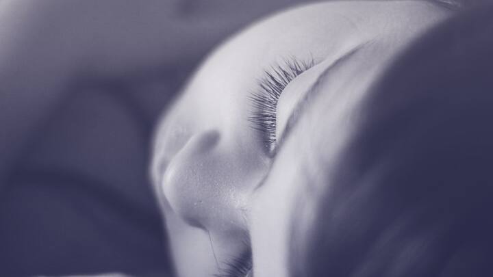 এইসময় শিশুদের দিনে ১ বার ও রাতে ৮ থেকে ১০ ঘণ্টা ঘুমের প্রয়োজন হয়।