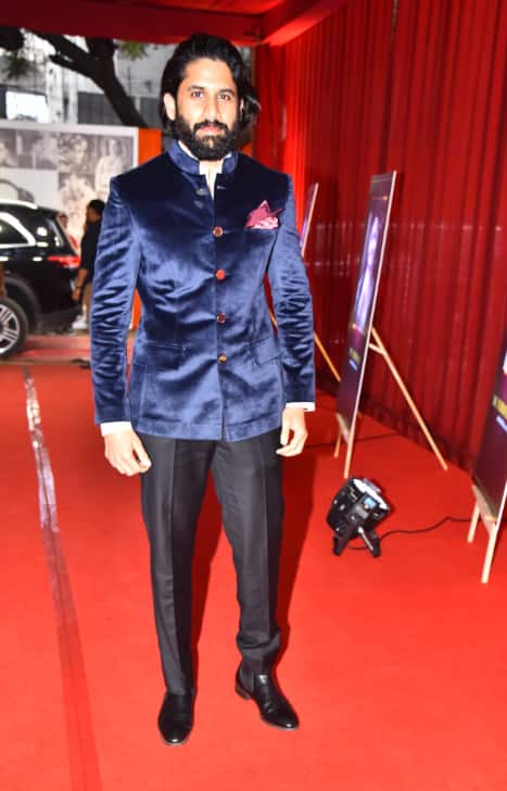 वहीं नागा चैतन्य इस दौरान ब्लू ब्लेजर के साथ ब्लैक पैंट पहने काफी डैशिंग लग रहे थे. एक्टर ने रेड कार्पेट पर पैप्स के लिए जमकर पोज दिए.