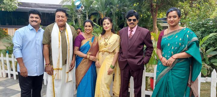 'జ్యువెల్ థీఫ్' సినిమాలో '30 ఇయర్స్' పృథ్వీ రాజ్ కీలక పాత్ర పోషించారు. ఈ చిత్రాన్ని నవంబర్ 8న థియేటర్లలో విడుదల చేస్తామని నిర్మాత మల్లెల ప్రభాకర్ చెప్పారు.