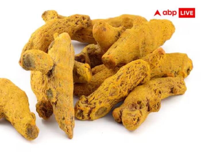 ਹਲਦੀ : ਨਹਾਉਣ ਵਾਲੇ ਪਾਣੀ ਵਿਚ ਇਕ ਚੁਟਕੀ ਹਲਦੀ ਮਿਲਾ ਕੇ ਨਹਾਓ। ਇਸ ਤਰ੍ਹਾਂ ਕਰਨ ਨਾਲ ਗੁਰੂ ਦੋਸ਼ ਖਤਮ ਹੋ ਜਾਵੇਗਾ। ਇਸ ਤੋਂ ਇਲਾਵਾ ਪਾਣੀ 'ਚ ਹਲਦੀ ਮਿਲਾ ਕੇ ਨਹਾਉਣ ਨਾਲ ਵੀ ਚਮੜੀ ਨੂੰ ਫਾਇਦਾ ਹੁੰਦਾ ਹੈ।