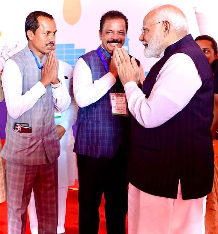 पालघर विधानसभेचे शिंदे गटाचे विद्यामान आमदार श्रीनिवास वनगा यांचे तिकीट कापून पालघर विधानसभा मतदारसंघात राजेंद्र गावित यांना उमेदवारी देण्यात आली.