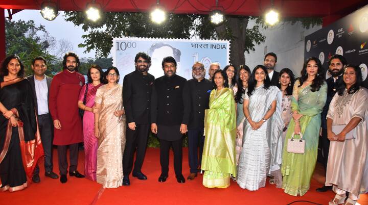 शोभिता और नागार्जुन ने पूरी फैमिली के साथ तस्वीर भी क्लिक कराई जो अब सोशल मीडिया पर वायरल हो रही है.