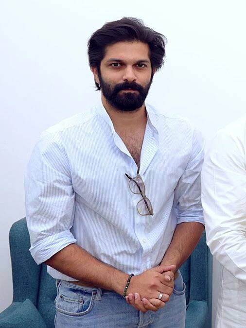 मनसे अध्यक्ष राज ठाकरेंचे पुत्र अमित ठाकरे माहीम विधानसभा निवडणुकीच्या रिंगणात उतरले आहेत. आणखी एक ठाकरे निवडणुकीच्या रिंगणात उतरल्यामुळे संपूर्ण राज्याचं लक्ष या मतदारसंघावर खिळलं होतं. तसेच, पुतण्या उभा राहिल्यामुळे काका उद्धव ठाकरे आपला उमेदवार उतरवणार की नाही? अशा चर्चा रंगल्या होत्या.