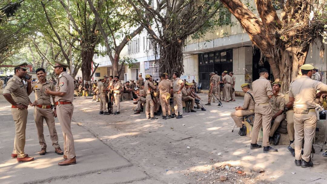 Ghaziabad Court Lawyers Judge Dispute UP Police File FIR on 3 Advocates ANN गाजियाबाद: कोर्ट में वकीलों और जज में झड़प पर पुलिस एक्शन, 50 लोगों पर दर्ज की FIR