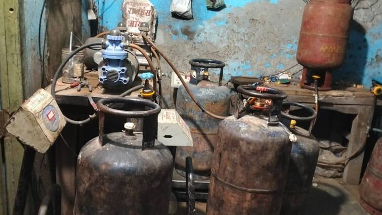 Gas refilling was taking place illegally in Meerut police raid and found 176 cylinder ann मेरठ में भरी आबादी के बीच हो रही थी गैस रिफिलिंग, पुलिस ने पकड़े 176 सिलेंडर, दो आरोपी गिरफ्तार