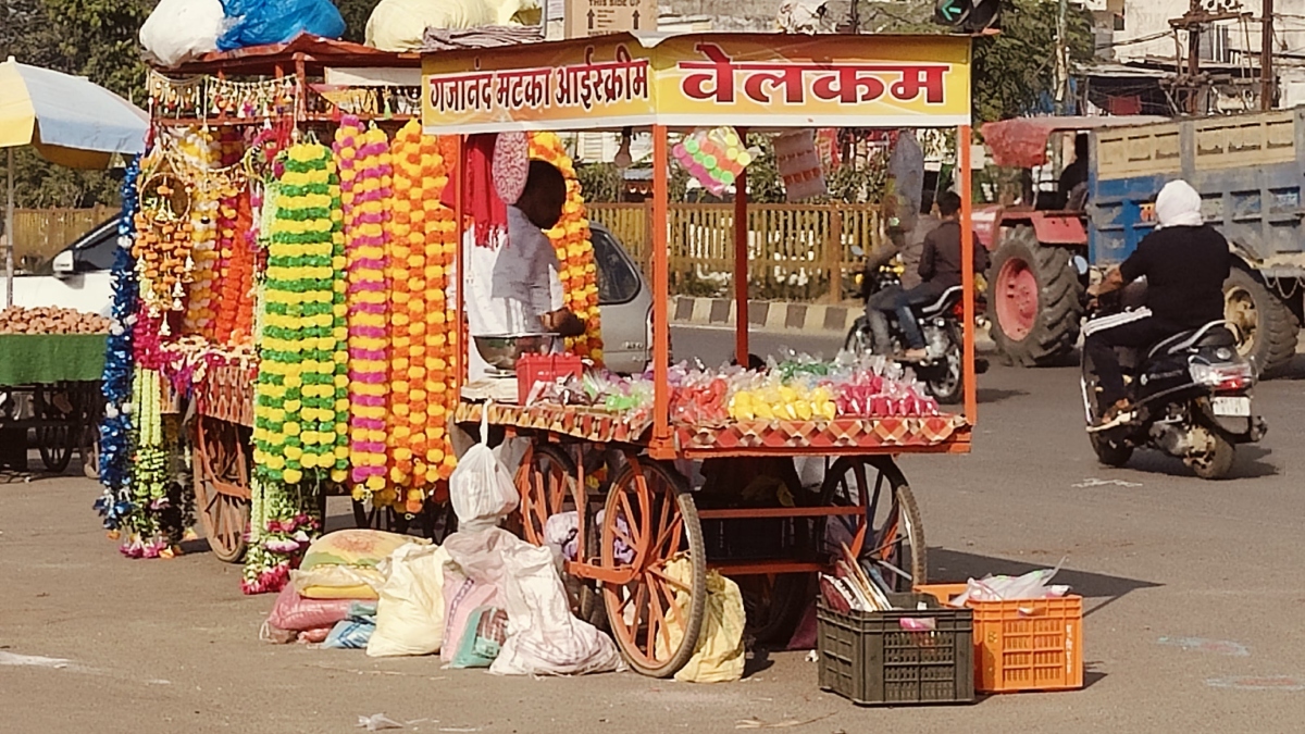 In Photos: दिवाली को लेकर उज्जैन के बाजार में बढ़ी रौनक, खरीदारी के लिए उमड़ी लोगों की भीड़