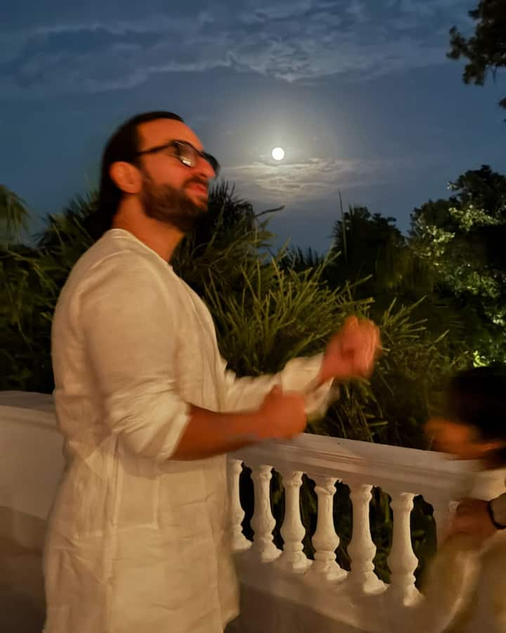 In one of these pictures, Saif Ali Khan is posing while standing on the terrace of Pataudi Palace. In which the moonlight looks very beautiful.