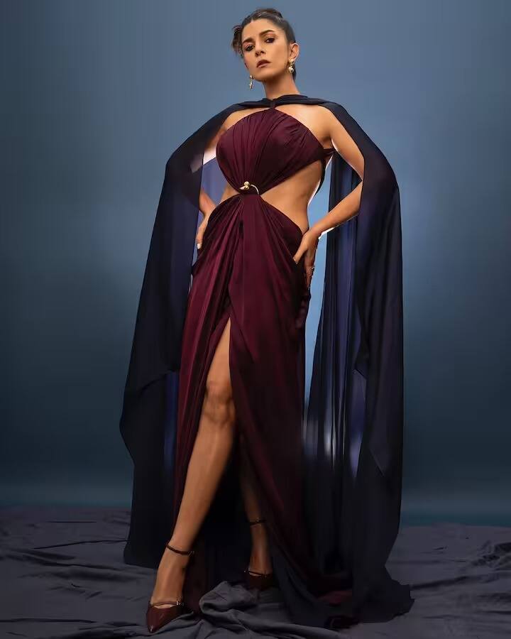 अभिषेक बच्चनचं नाव सध्या अभिनेत्री निम्रत कौरसोबत जोडलं जात आहे. मीडिया रिपोर्ट्सनुसार, निम्रतमुळेच अभिषेक आणि ऐश्वर्यामध्ये अंतर निर्माण झालं आहे.