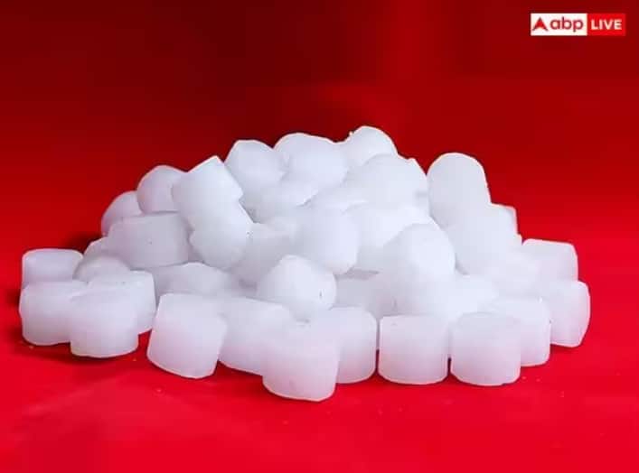 ਕਪੂਰ : ਨਹਾਉਣ ਵਾਲੇ ਪਾਣੀ ਵਿਚ ਕਪੂਰ ਦੀਆਂ 2-3 ਗੋਲੀਆਂ ਮਿਲਾ ਕੇ ਉਸ ਨਾਲ ਨਹਾਓ। ਅਜਿਹਾ ਕਰਨ ਨਾਲ ਸਾਰੀ ਨਕਾਰਾਤਮਕਤਾ ਦੂਰ ਹੋ ਜਾਂਦੀ ਹੈ ਅਤੇ ਜੀਵਨ ਵਿੱਚ ਖੁਸ਼ਹਾਲੀ ਆਉਂਦੀ ਹੈ।