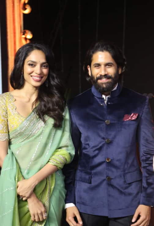 बीती रात एएनआर नेशनल अवॉर्ड 2024 में शामिल होने के लिए जल्द शादी के बंधन में बंधने वाले कपल शोभिता धुलिपाला और नागा चैतन्य भी पहुंचे थे. सगाई के बाद पहली बार ये जोड़ी एक साथ पब्लिकली किसी इवेंट में नजर आई है.