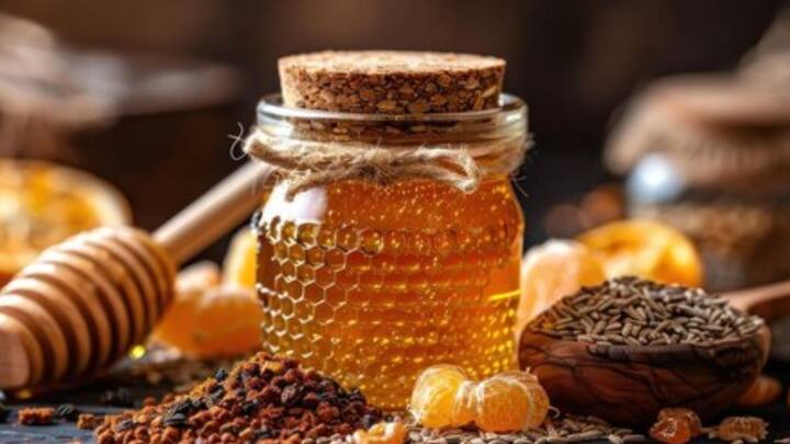 কালোজিরে খাবার হজম করতে সাহায্য করে। আবার পেট ভাল রাখে মধু। দু'টিকে মিশিয়ে খেলে পেটের সমস্যা দূর হয়।
