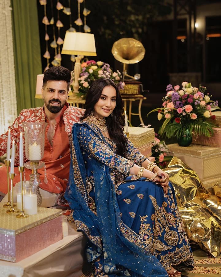 सुरभि ने संगीत नाइट के लिए ब्लू कलर का लहंगा कैरी किया है. जिसपर गोल्डन वर्क किया गया है.