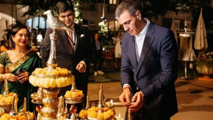 The Spanish President and his wife lit lamps and lit some pencil firecrackers to celebrate the festival.