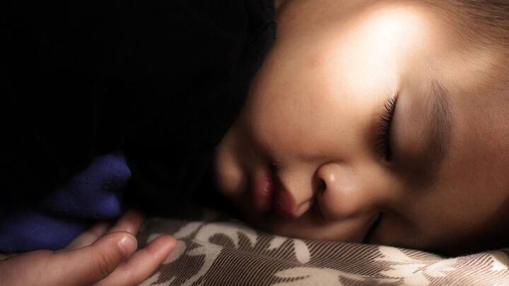 সদ্যজাত শিশুদের জন্মানোর প্রথম মাসে প্রত্যহ ১৫ থেকে ১৬ ঘণ্টা ঘুমানো উচিত।