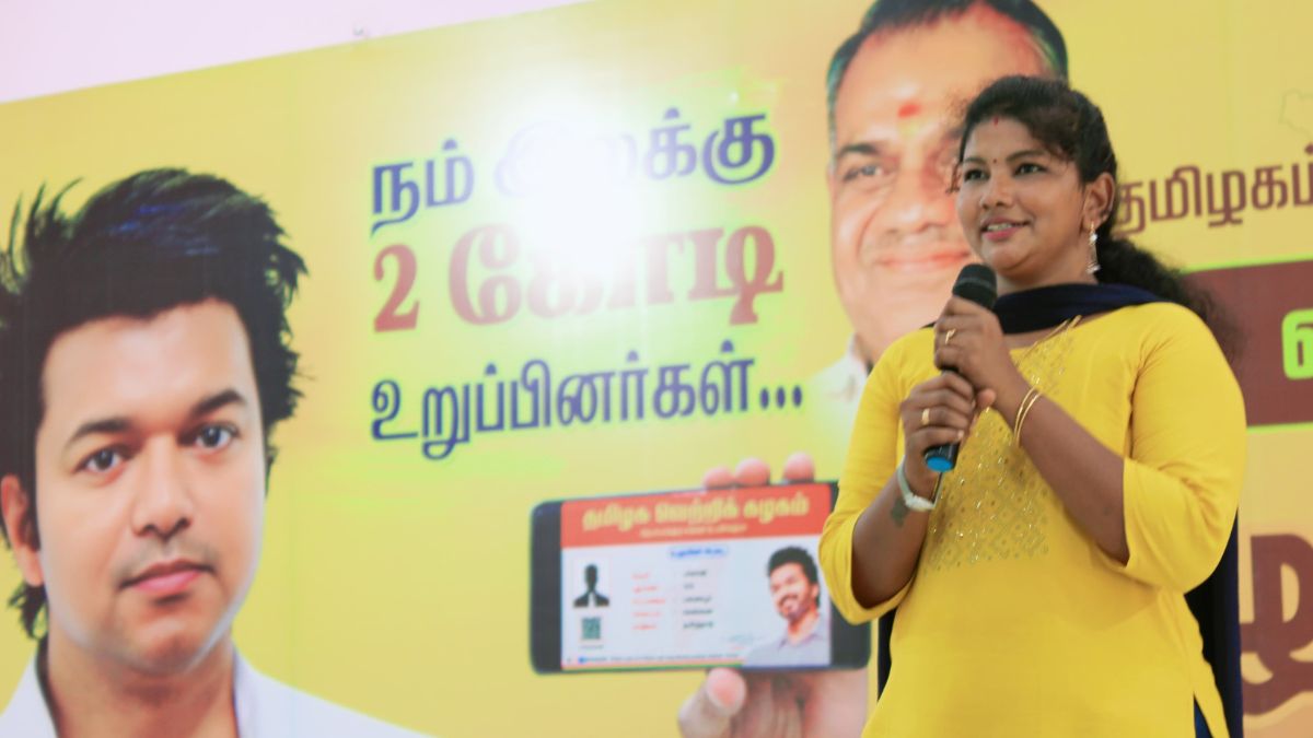 “என்னை சகோதரியாகத்தானே பார்த்திருக்கணும்.. பொறாமைப்படுறீங்களே?” விஜய் மாநாட்டு தொகுப்பாளர் கவிபாரதி துர்கா பதிலடி..