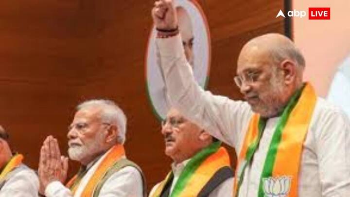 पत्रकार ने बीजेपी पर कटाक्ष करते हुए कहा कि अगर महाराष्ट्र में बीजेपी जीत रही है, उसे संघ का पूरा साथ मिल रहा है, अगर ओबीसी की क्रीमी लेयर 8 लाख से बढ़ाकर 15 लाख कर दिया गया है तो फिर इस नारे की जरूरत क्यों पड़ी.