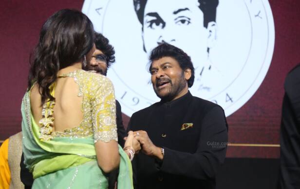 इवेंट में जिस बात ने सबसे ज्यादा ध्यान खींचा वो नागार्जुन की होने वाली बहू संग बॉन्डिंग थी. इस दौरान नागार्जुन अपनी होने वाली बहू शोभिता का हाथ थामे हुए खूब बतियाते नजर आए.