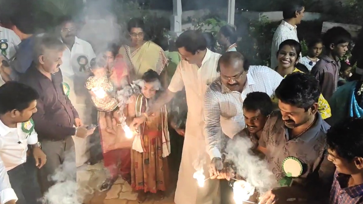 Diwali: பட்டாசு வெடித்து மகிழ்ந்து தீபாவளி கொண்டாடிய ஆதரவற்ற குழந்தைகள் - மயிலாடுதுறையில் நெகிழ்ச்சி