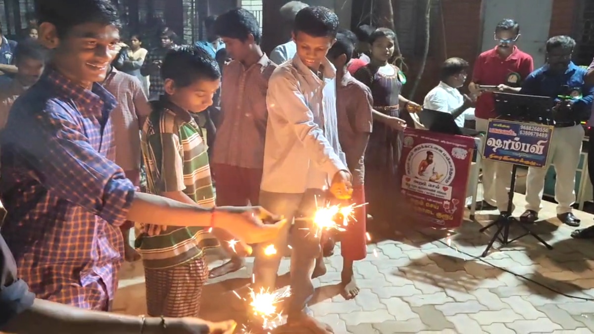 Diwali: பட்டாசு வெடித்து மகிழ்ந்து தீபாவளி கொண்டாடிய ஆதரவற்ற குழந்தைகள் - மயிலாடுதுறையில் நெகிழ்ச்சி