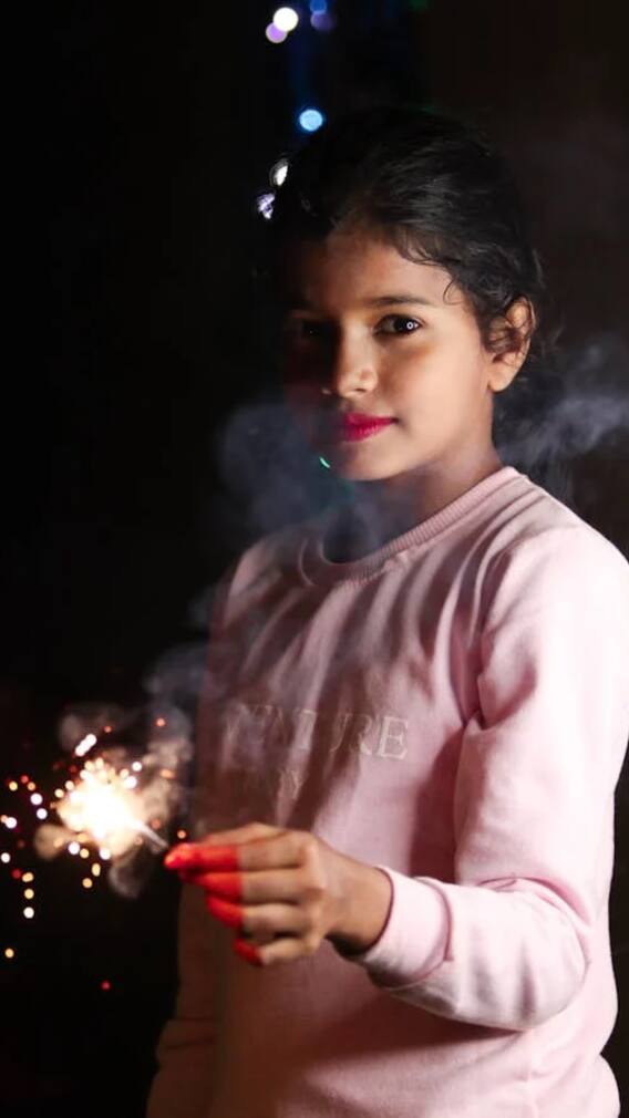 पटाखों से कौन सा खतरनाक धुआं निकलता है?