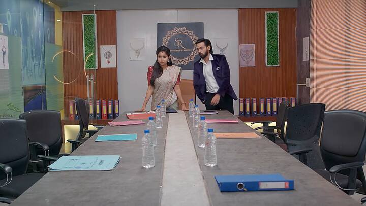 ఇది బొమ్మలకు రంగులేసినంత ఈజీకాదు..ఈ విషయం నీకు అర్థంకాకపోయినా మా ఇంట్లోవాళ్లకి కూడా అర్థం అవుతుందిలే అని సెటైర్స్ వేస్తాడు రాజ్. మీకోపం నాపై ..కంపెనీపై కాదు, వాళ్ల కోపం కంపెనీపై నాపై కాదు.. నన్ను అవమానించారని సంబరపడుతున్నారు కానీ ఈ అవమానం దుగ్గిరాల కుటుంబానిదని గుర్తుపెట్టుకోండి...మీరు వెళ్లి క్యాబిన్లో కూర్చోండి ఏం చేయాలో చెబుతాను అంటుంది.