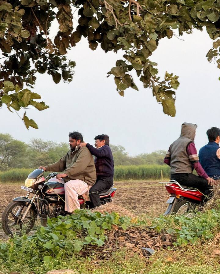 यामध्ये प्रल्हाद चाचा, सरपंच जी, सचिव जीं असे सगळे जण दिसतायत.