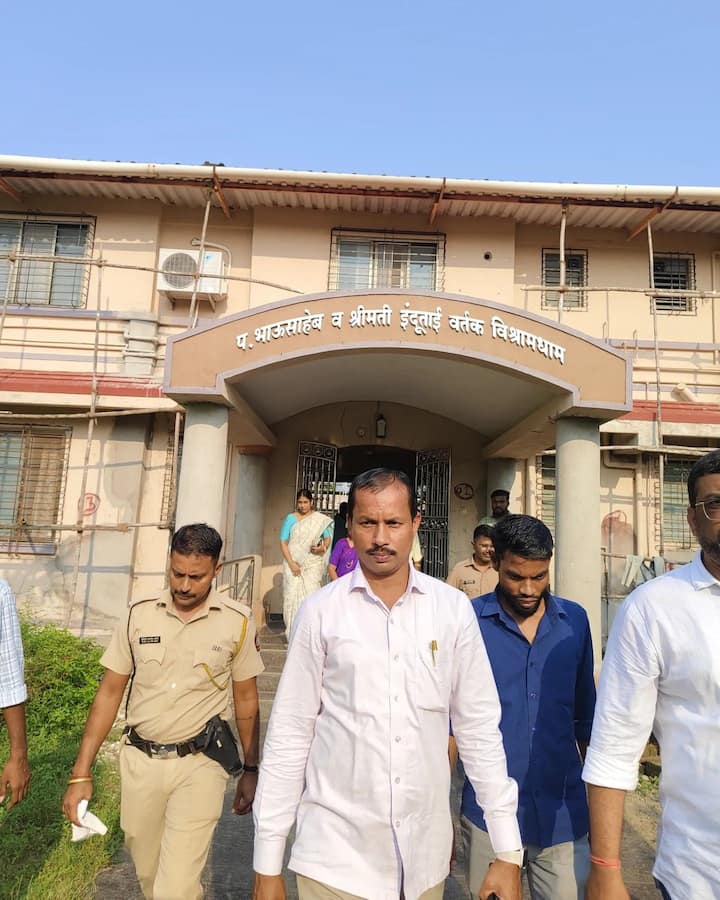 बंड प्रकरणातील पहिल्या सत्रांपासून श्रीनिवास वनगा हे मुख्यमंत्री एकनाथ शिंदे यांच्यासोबत राहिले होते. विशेष म्हणजे खासदार स्वर्गीय चिंतामण वनगा यांच्या जानेवारी 2018 मध्ये अकस्मात निधन झाल्यानंतर भाजपातर्फे वनगा कुटुंबीयऐवजी पर्यायी उमेदवार देण्याच्या हालचालीला वेग आला होता.