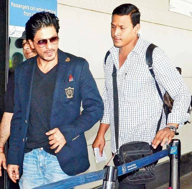 दरअसल सलमान खान नहीं बल्कि शाहरुख खान अपने बॉडीगार्ड को इंडस्ट्री में सबसे ज्यादा सैलरी देते हैं. जी हां आपने सही सुना. शाहरुख के बॉडीगार्ड का नाम रवि हैं. जो एक्टर के साथ 10 सालों से हैं.