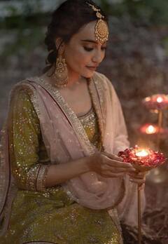 Dhanteras 2024: धनतेरस पर लगना चाहती हैं खूबसूरत, नई दुल्हन सुरभि ज्योति के इन गोल्डन आउटफिट्स से लें इंस्पिरेशन