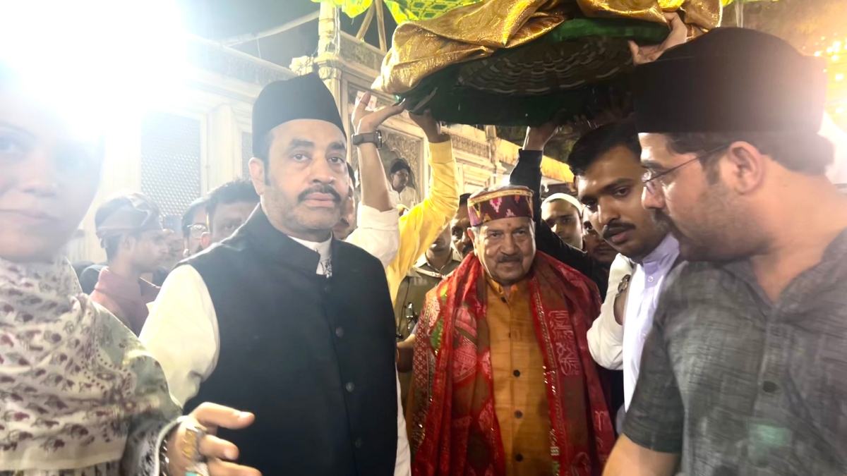 RSS Leader Indresh Kumar at Hazrat Nizamuddin Dargah Before Diwali in Delhi ANN