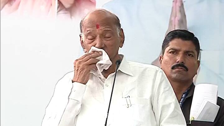 अजित पवार 28 ऑक्टोबरच्या सभेत भावूक झाले होते. त्याचीच नक्कल शरद पवार यांनी केली. त्यांनी डोळ्यांवरचा चष्मा काढून रुमाल घेतला.
