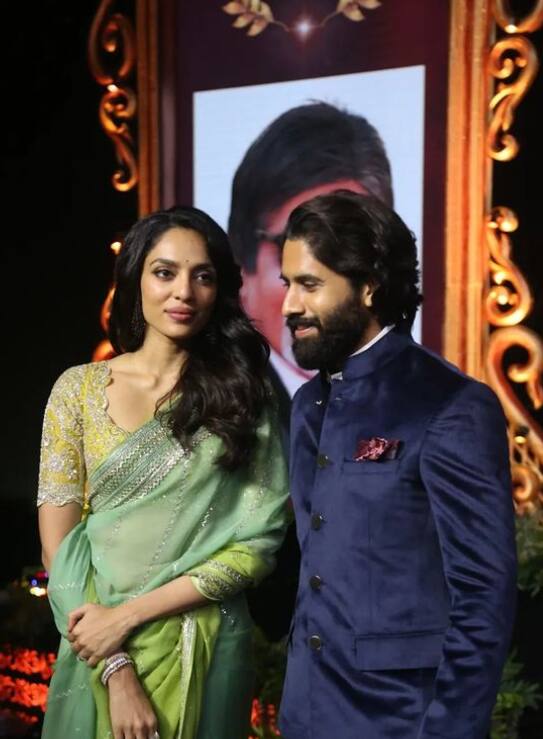 शोभिता और नागा ने साथ में पैप्स के लिए जमकर तस्वीरें क्लिक कराईं. इस दौरान दोनों की जोड़ी बेहद जंच रही थी.