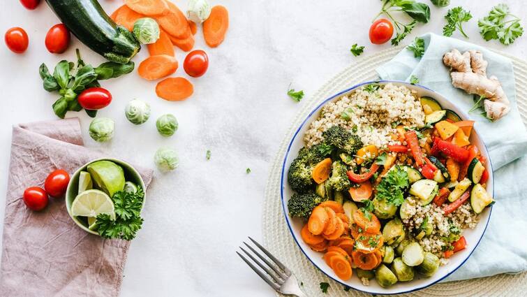 When vs what you eat Find out if one matters more than the other இரவு உணவை சீக்கிரம் சாப்பிட வேண்டும்; ஊட்டச்சத்து நிபுணர்கள் சொல்வது என்ன?