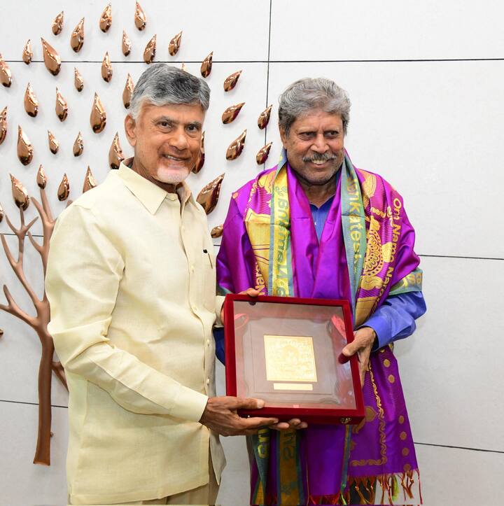 లెజెండరీ క్రికెటర్ కపిల్ దేవ్ మంగళవారం విజయవాడకు వచ్చారు. అనంతరం విజయవాడ ఎంపీ, ఏసీఏ అధ్యక్షుడు కేశినేని చిన్నితో కలిసి ఉండవల్లిలో ఏపీ సీఎం చంద్రబాబును కలిశారు.