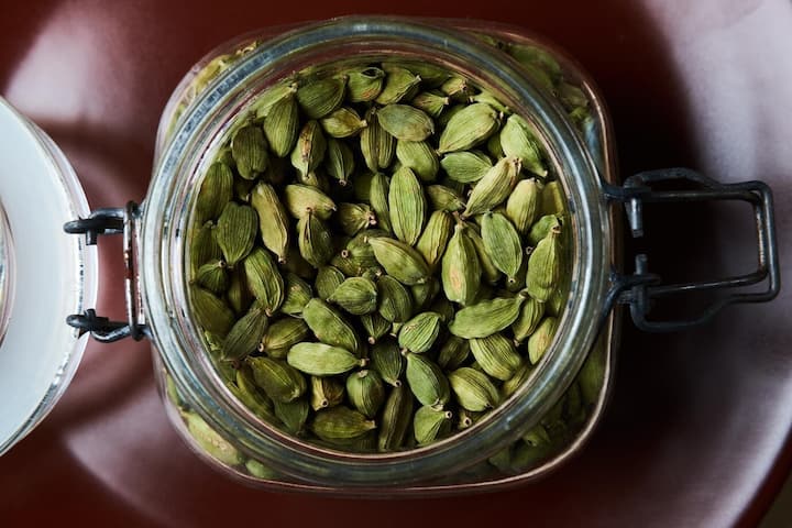 Cardamom For Skin: આપણે સામાન્ય રીતે  ઈલાયચીનો ઉપયોગ વ્યંજનમાં સ્વાદ  સુગંધને વધારવા માટે કરવામાં આવે છે. છે. જો કે ઇલાયચી સ્કિન માટે પણ હિતકારી છે.