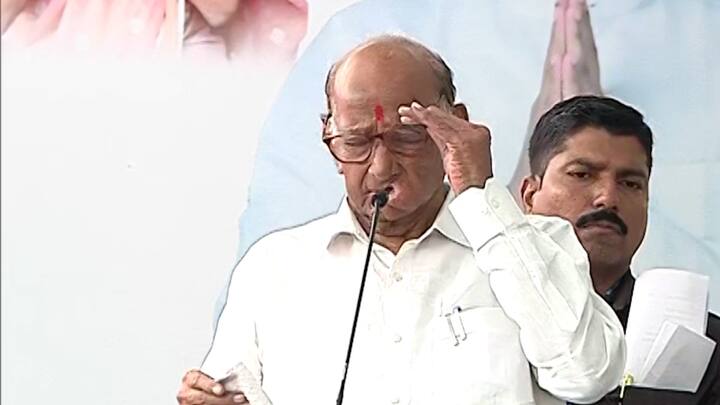 दरम्यान, हे विधान करण्याआधी त्यांनी केलेल्या एका अॅक्शमुळे सभेत टाळ्यांचा कडकडाट झाला, एकच हास्यकल्लोळ उडाला.