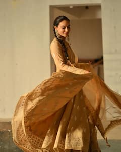 Dhanteras 2024: धनतेरस पर लगना चाहती हैं खूबसूरत, नई दुल्हन सुरभि ज्योति के इन गोल्डन आउटफिट्स से लें इंस्पिरेशन