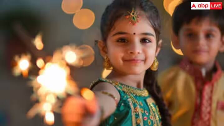 બળી ગયેલી જગ્યાને ઠંડા પાણીમાં ડુબાડીને અથવા ઠંડા પાણીમાં પલાળેલા કપડા વડે લગાવો. સોજો અથવા ફોલ્લા થાય તે પહેલાં ઝવેરાત અને સંકુચિત કપડાં દૂર કરો. વિસ્તારને સૂકા, જંતુરહિત ડ્રેસિંગથી ઢાંકો, કપાસ અથવા અન્ય કોઈ નરમ કપડાથી નહીં.