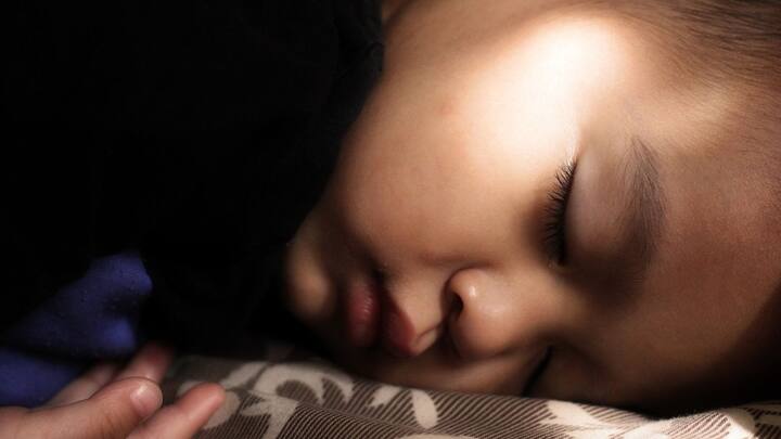 চার মাসের থেকে বড় শিশুদের  একটানা ঘুম হয় না। বড়দের মতোই হয়ে যায়।