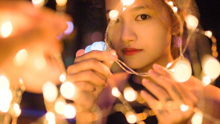 সামান্য অসতর্কতার জেরেই ঘটে যেতে পারে বড় বিপদ। তাই বিদ্যুৎ বাতি কেনা থেকে শুরু করে বাড়ি সাজানো অবধি কয়েকটি বিষয় নজরে রাখতে হবে।