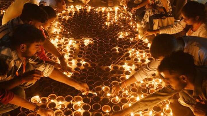 এই রেকর্ড ২টি হল- প্রথমটি হল, একসঙ্গে সবথেকে বেশি সংখ্যক মানুষ রোটেশনে প্রদীপ জ্বালান। এর পাশাপাশি ২৫ লক্ষ ১২ হাজার ৫৮৫টি মাটির প্রদীপ প্রদীপ জ্বালানো হয়।(ছবিটি @myogiadityanath-এর এক্স হ্যান্ডেল থেকে নেওয়া)