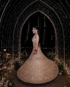 गोल्डन लहंगा, लाल चूड़ा और मांग में सिंदूर... वेडिंग रिसेप्शन से सामने आया सुरभि ज्योति का लुक, देखें शानदार तस्वीरें