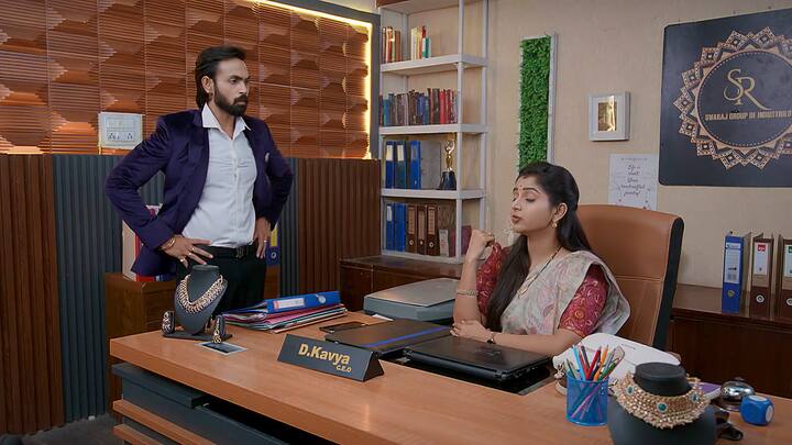 నష్టాల్లో ఉన్న అరవింద్‌ కంపెనీతో డీల్ కుదుర్చుకున్న కావ్య లాభాలు తెచ్చేలా చేస్తానని..అందులో 50% వాటా ఇవ్వాలంటుంది. సరే అంటాడు అరవింద్. అందులో భాగంగా వేలం పాటలో తన కంపెనీ కొనేందుకు అన్నీ రెడీ చేయమని రాజ్ కి చెబుతుంది. వాడి కంపెనీ కొనడం ఏంటని రాజ్ అన్నా కానీ..చెప్పింది చేయండి అంటుంది.