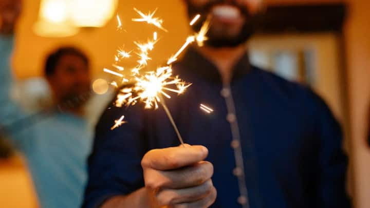 Diwali 2024: இந்தியாவின் ஒவ்வொரு மாநிலத்திலும் தீபாவளி எப்படி கொண்டாடப்படுகிறது என்பது பற்றி காணலாம்.