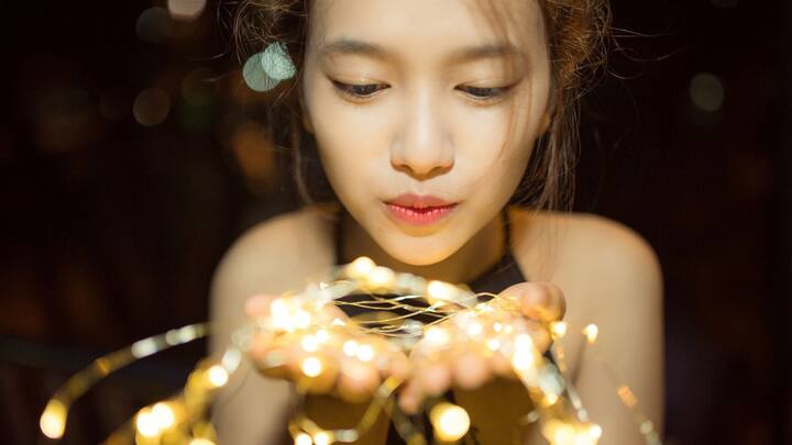 আগামীকাল কালীপুজো। দীপাবলিতেই বিদ্যুৎ বাতি দিয়ে বাড়ি সাজাতে কে না ভালবাসে। তবে এই বিষয়ে কিছু সতর্কতা থাকা দরকার।