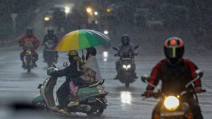 Weather Forecast: मौसम विभाग के अनुसार कई राज्यों में अभी भी चक्रवाती तूफान दाना का असर देखने को मिल सकता है. उत्तर भारत में दिवाली के बाद ठंड दस्तक देगी.